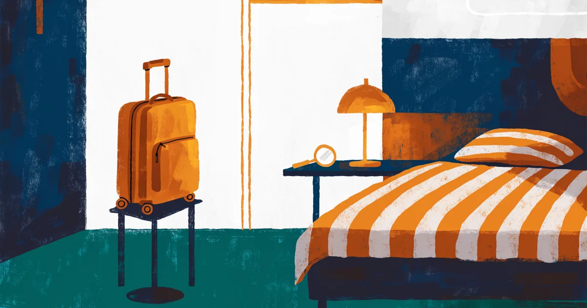 Hotelzimmer mit Koffer auf dem Ständer, Bett und Lupe auf dem Nachttisch