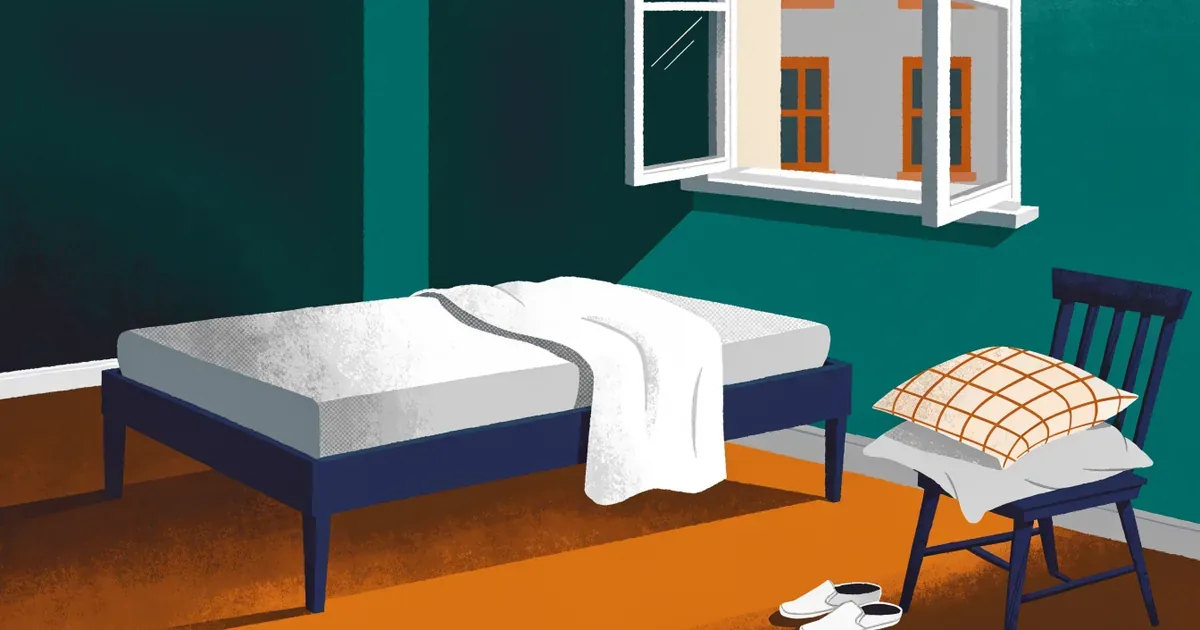 Schlafzimmer am Morgen mit abgezogenem Bett, Matratzenbezug und offenem Fenster