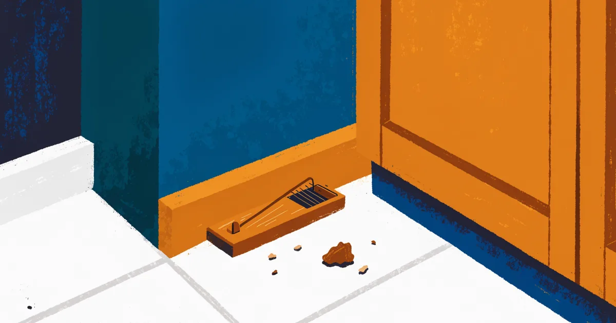 Küchenboden in der Ecke mit einer Schlagfalle entlang der Wand und Krümeln