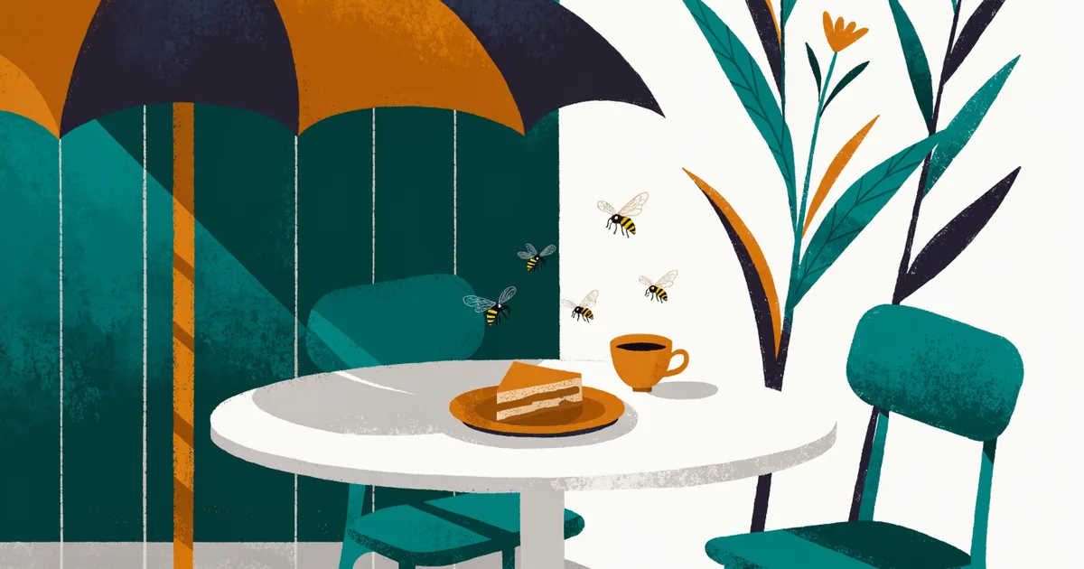 Cafétisch im Spätsommer mit Kuchen und mehreren Wespen